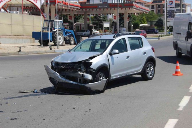 İ̇ki Aracın Çarpıştığı Kaza Kamerada: 1 Yaralı