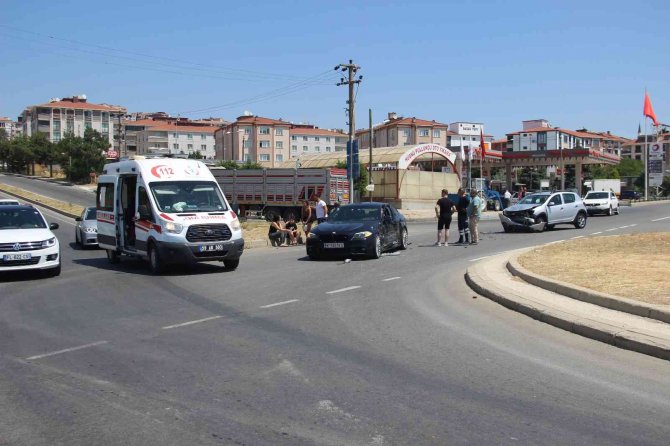 İ̇ki Aracın Çarpıştığı Kaza Kamerada: 1 Yaralı