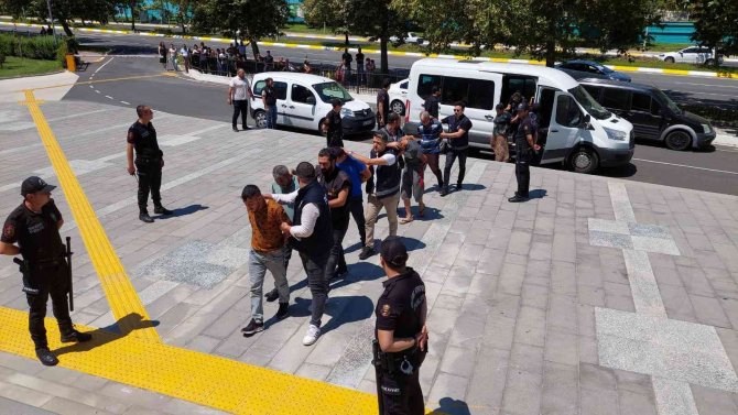 Husumetli İki Ailenin Çatışmasında Bekçi Yaralanmıştı: 14 Kişi Adliyeye Sevk Edildi