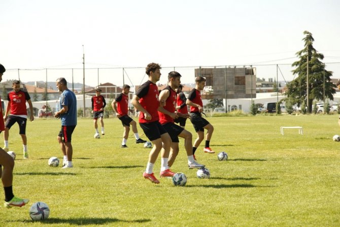 Eskişehirspor Teknik Direktörü Biçer: “Onur Arı’nın Şu An Gitmesi Söz Konusu Değil”