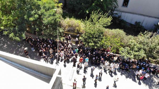 Tuzla’da Tazminatının Eksik Verildiğini İddia Eden Kadın İşçi Fabrikanın Çatısına Çıktı