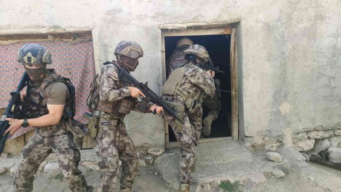 Kiraladığı Ahırda Göçmen Kaçakçılığı