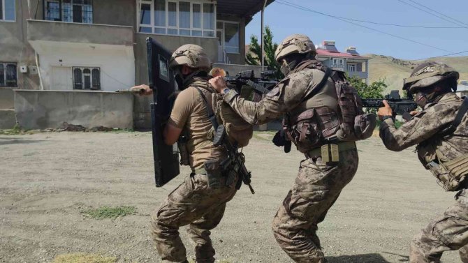 Kiraladığı Ahırda Göçmen Kaçakçılığı