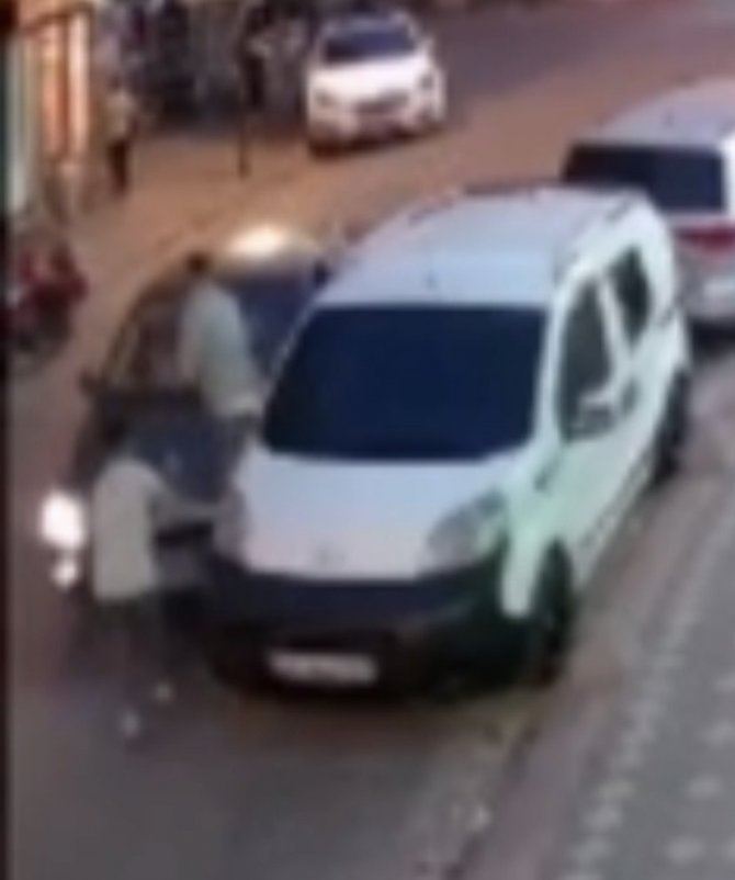 Zeytinburnu’nda Otomobiliyle Çarptığı Genci İki Aracın Arasına Sıkıştırdı