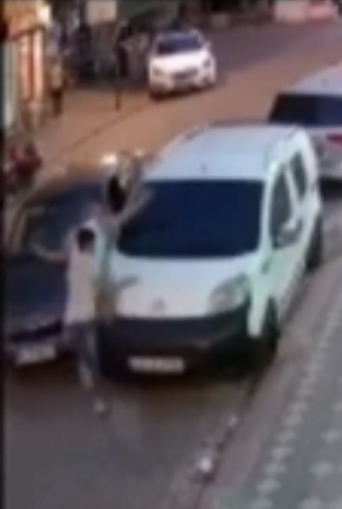 Zeytinburnu’nda Otomobiliyle Çarptığı Genci İki Aracın Arasına Sıkıştırdı