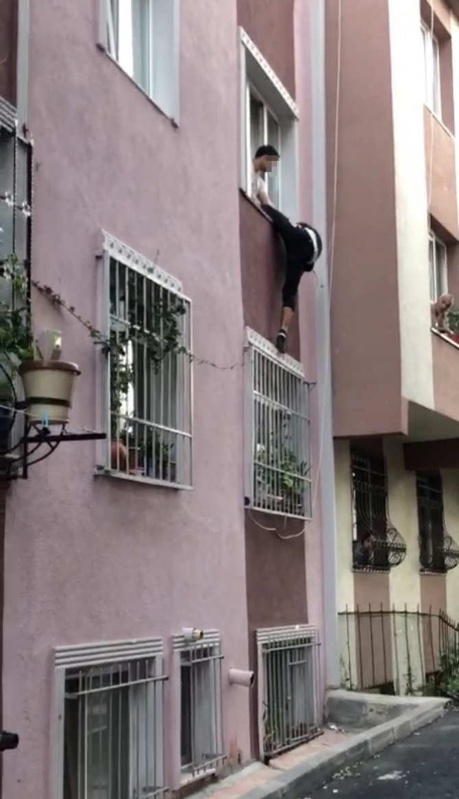Beyoğlu’nda Ev Sahibi Yakaladığı Hırsızı Camdan Sarkıttı: O Anlar Kamerada