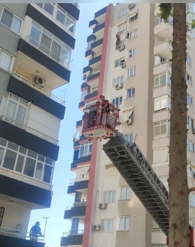 Boya Yapan İşçiyi Emniyet Kemeri Kurtardı