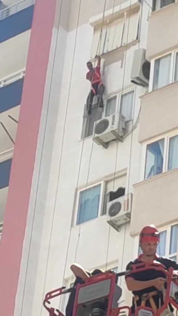 Boya Yapan İşçiyi Emniyet Kemeri Kurtardı