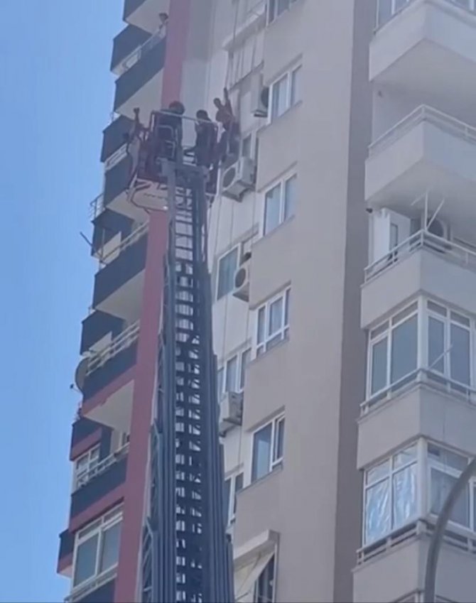 Boya Yapan İşçiyi Emniyet Kemeri Kurtardı