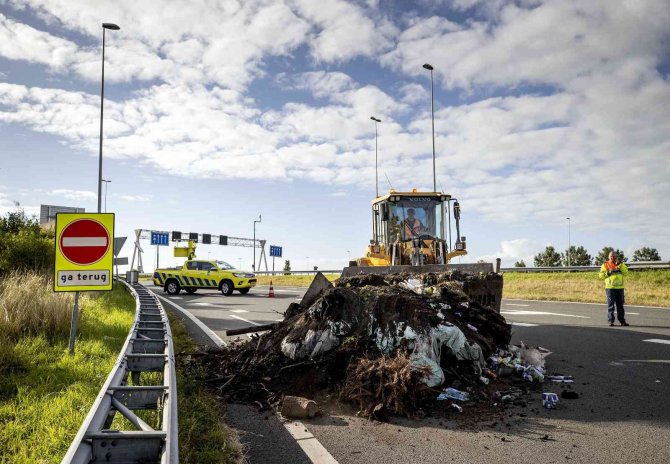 Hollanda’da Yol Kapatan Çiftçiler Saman Balyalarını Ateşe Verdi