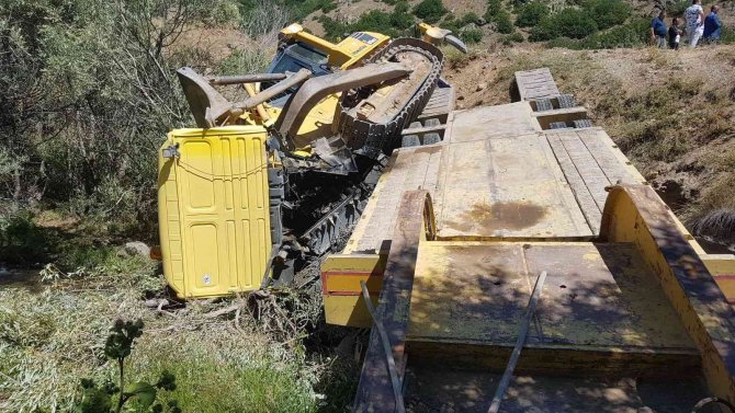 Bayburt Özel İ̇daresi’ne Ait İş Makinesi Dereye Devrildi