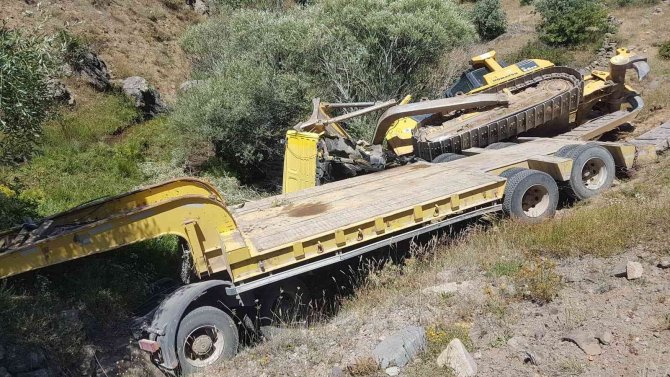 Bayburt Özel İ̇daresi’ne Ait İş Makinesi Dereye Devrildi