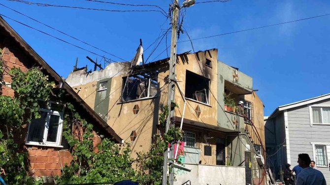 Beykoz’da Çatı Yangını Alt Kattaki Daireye Sıçradı