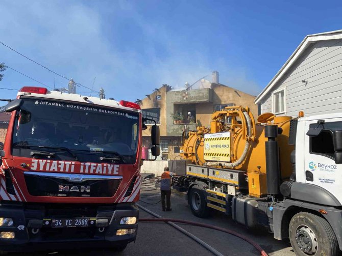 Beykoz’da Çatı Yangını Alt Kattaki Daireye Sıçradı
