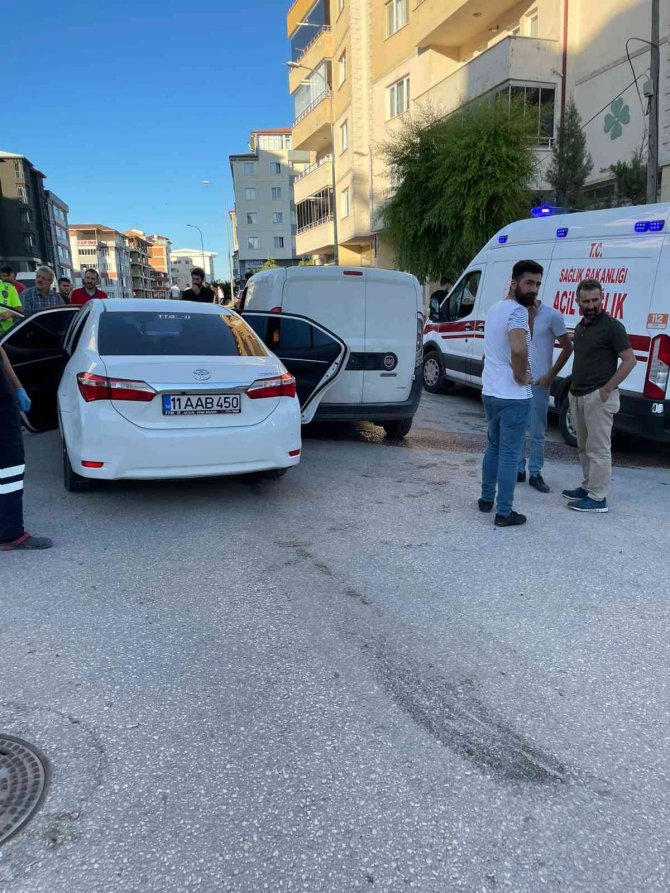 Bilecik’te Otomobille Kamyonet Çarpıştı, 3 Kişi Yaralandı