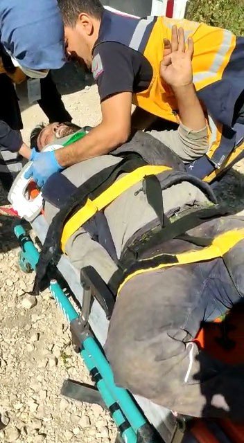 Dereye Devrilen Yabancı Uyruklu Traktör Sürücüsü Ağır Yaralandı