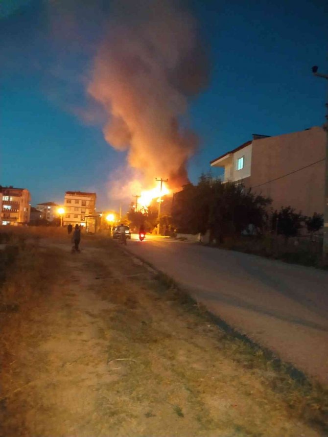Burdur Da Mangal Ateşi Çatı Katını Yaktı