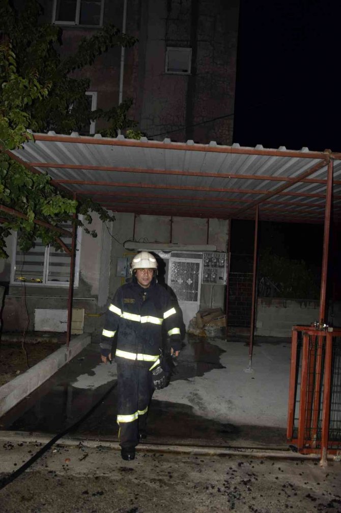Burdur Da Mangal Ateşi Çatı Katını Yaktı