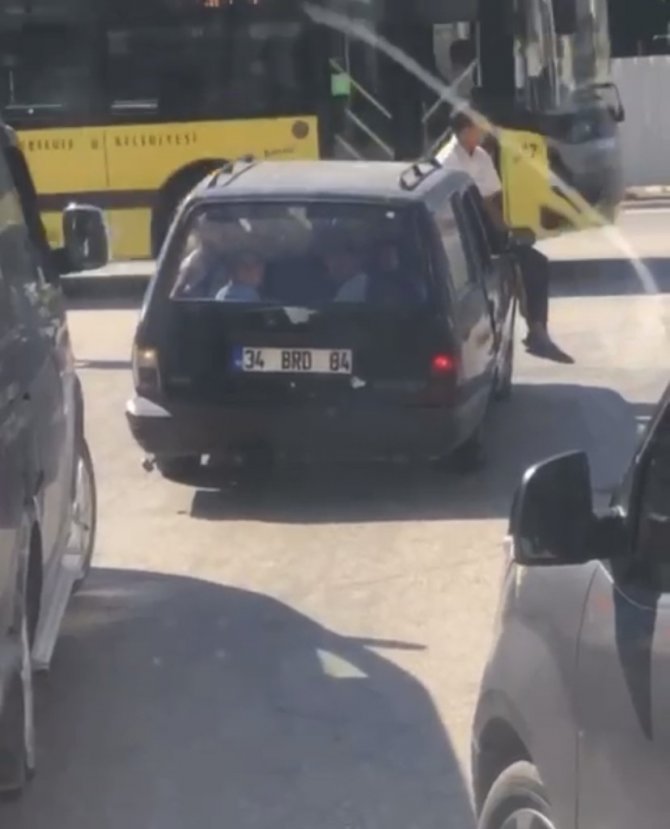 9 Kişi Otomobilde, Bir Kişi Kaputun Üzerinde Yolculuk Yaptılar