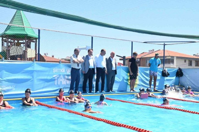Çocuklar Yüzmeyi Karesi Millet Bahçesi’nde Öğreniyor