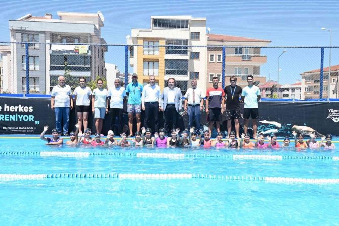 Çocuklar Yüzmeyi Karesi Millet Bahçesi’nde Öğreniyor