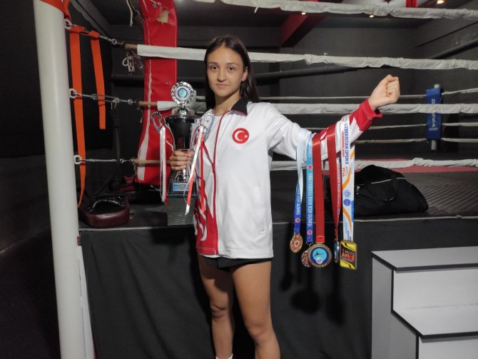 İ̇lk Milli Maçında Şampiyon Olan Sporcunun Bayrak Hassasiyeti