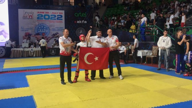 İ̇lk Milli Maçında Şampiyon Olan Sporcunun Bayrak Hassasiyeti