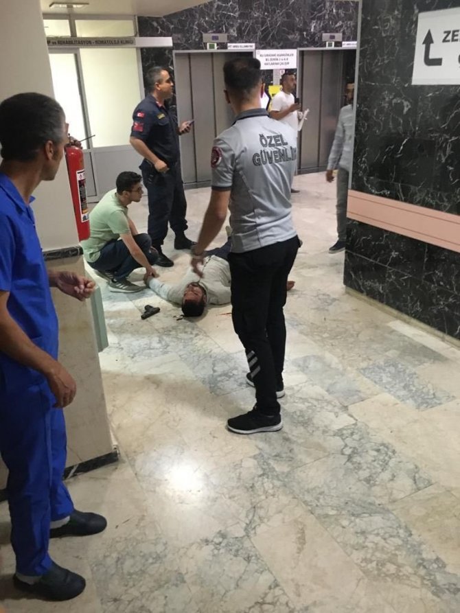 Hastanedeki Silahlı Kavgada Seken Kurşunlardan Biri Bekleyen Vatandaşa İsabet Etmiş