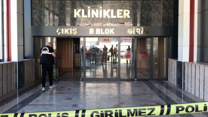 Hastanedeki Silahlı Kavgada Seken Kurşunlardan Biri Bekleyen Vatandaşa İsabet Etmiş
