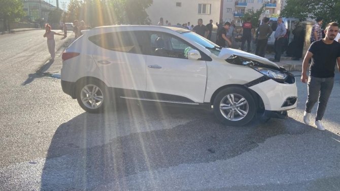 Kaza Yapan Otomobilin Çarptığı Bahçe Duvarı Çocuğun Üzerine Devrildi: 3 Yaralı