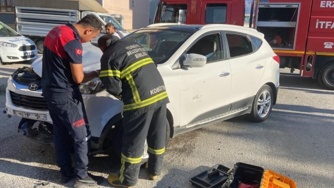 Kaza Yapan Otomobilin Çarptığı Bahçe Duvarı Çocuğun Üzerine Devrildi: 3 Yaralı