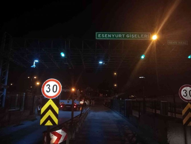 Esenyurt’ta Servis Minibüsü Gişelere Çarptı, 1’i Ağır 7 Kişi Yaralandı