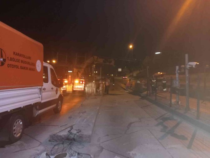 Esenyurt’ta Servis Minibüsü Gişelere Çarptı, 1’i Ağır 7 Kişi Yaralandı