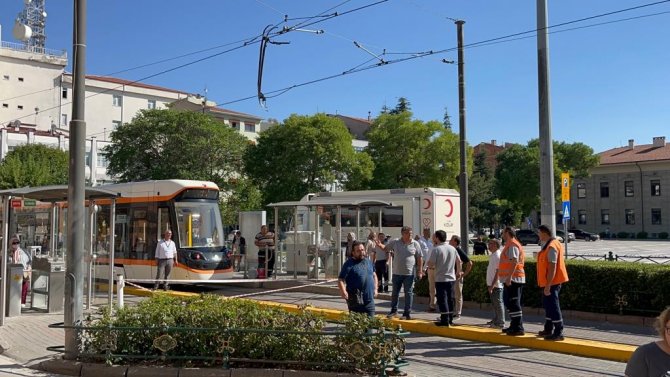 Elektrik Bağlantı Çubuğu Kırılan Tramvay Yolda Kaldı