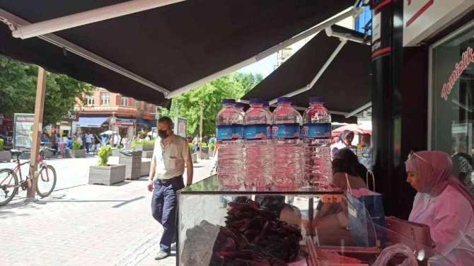 Eskişehir’de Esnaf Vatandaşa Su Yetiştiremiyor