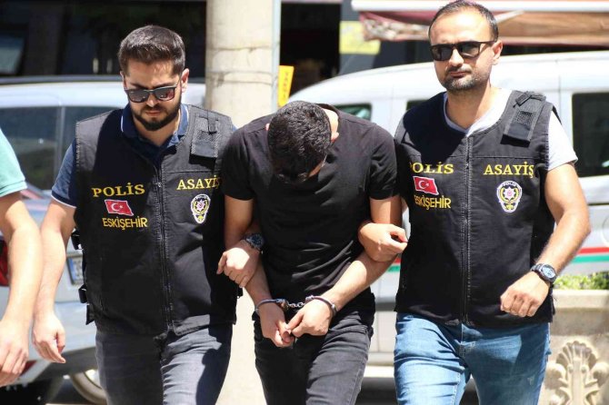 Kendisini Polis Olarak Tanıtıp Evli Çifti Dolandırmaya Çalıştı