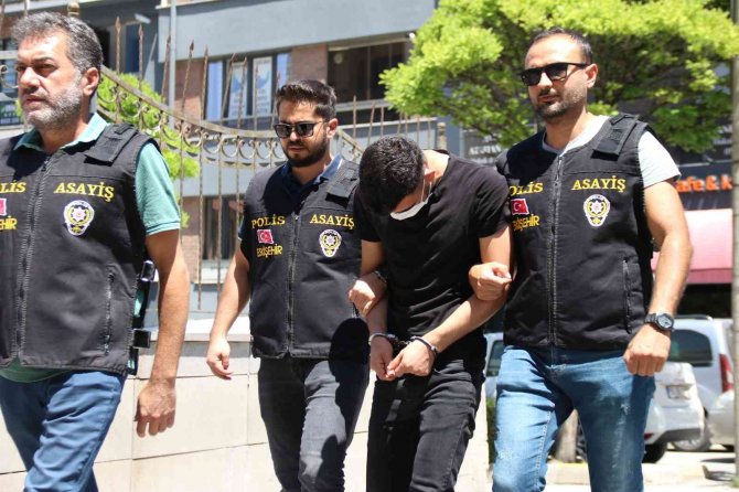 Kendisini Polis Olarak Tanıtıp Evli Çifti Dolandırmaya Çalıştı