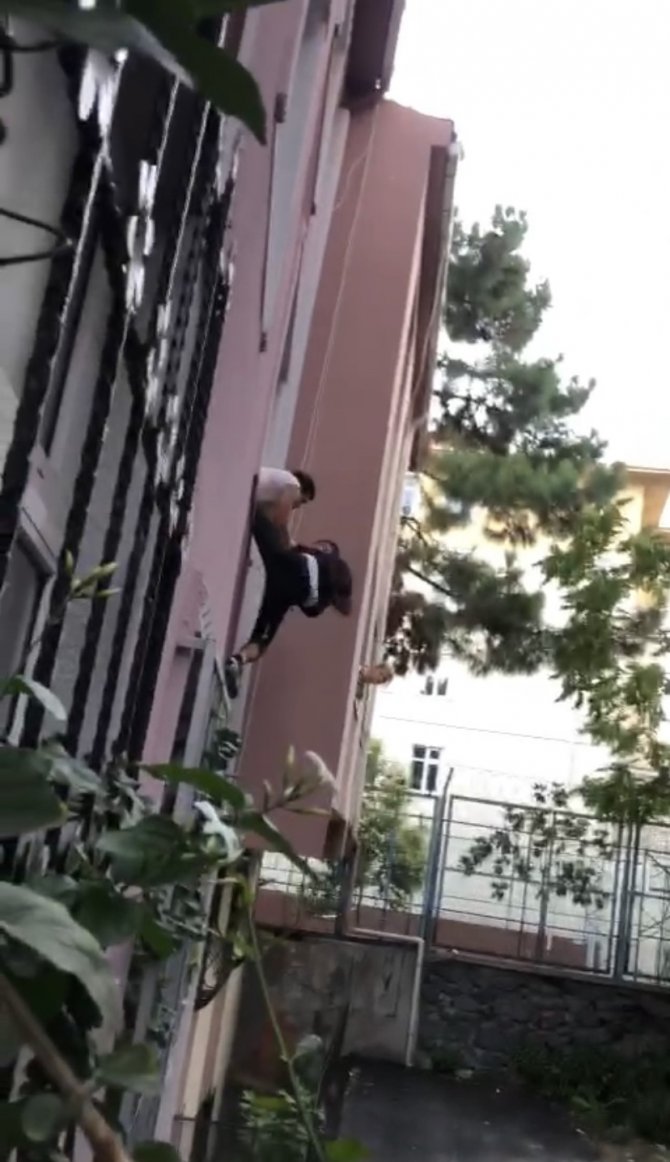 Beyoğlu’nda Ev Sahibi Yakaladığı Hırsızı Camdan Sarkıttı: O Anlar Kamerada