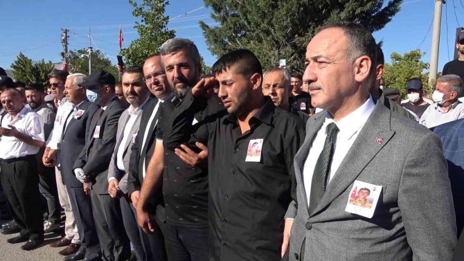 Şehit Ağabeyini Asker Selamı İle Uğurladı