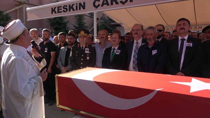 Şehit Ağabeyini Asker Selamı İle Uğurladı