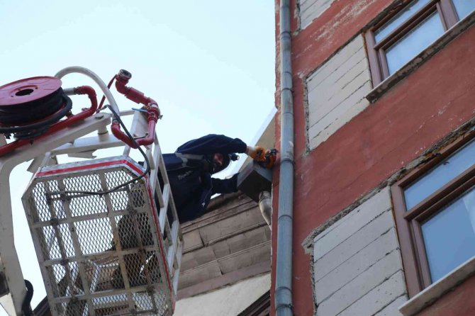 Çatıda Asılı Kalan Güvercini İtfaiye Ekipleri Kurtardı