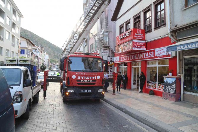 Çatıda Asılı Kalan Güvercini İtfaiye Ekipleri Kurtardı