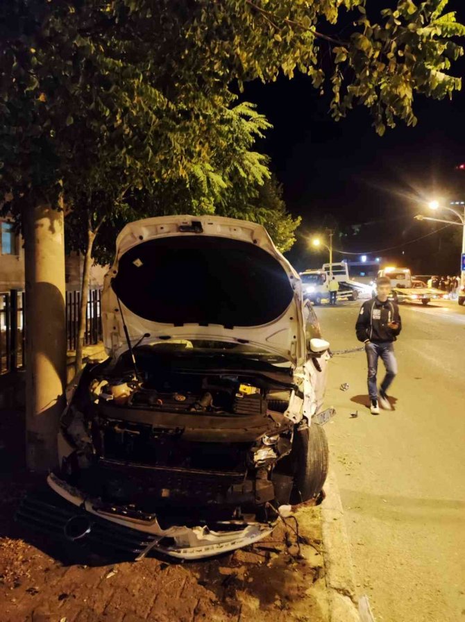 Gümüşhane’de Hatalı Sollama Sonucu İki Otomobil Kafa Kafaya Çarpıştı: 2 Yaralı