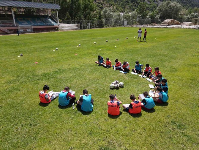 Önce Kitap Okuyorlar, Sonra Futbol Oynuyorlar