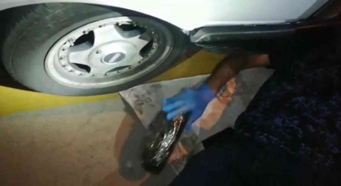 Otomobilin Motor Bölmesinden Uyuşturucu Çıktı