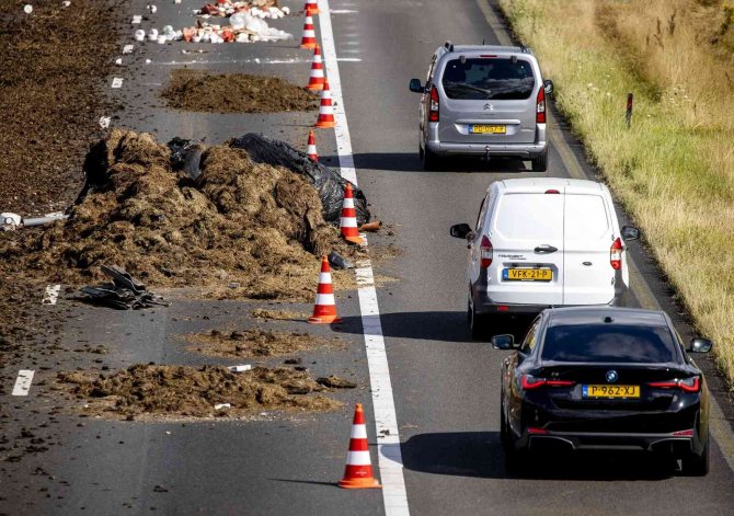 Hollanda’da Yol Kapatan Çiftçiler Saman Balyalarını Ateşe Verdi