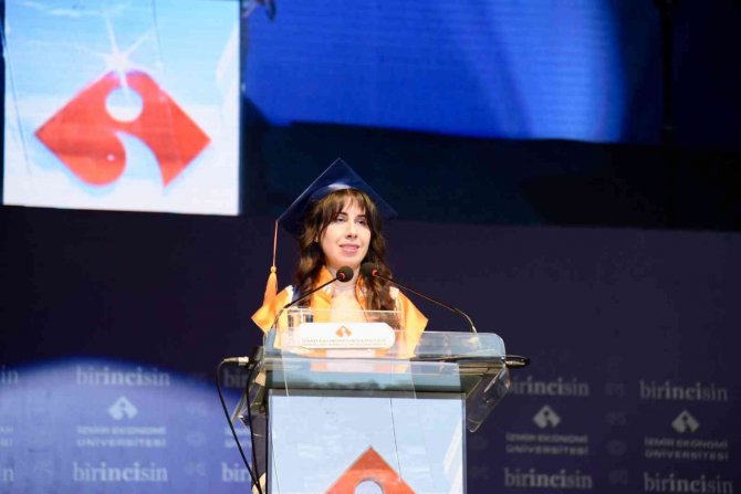 İ̇zmir Ekonomi’de Mezuniyet Coşkusu