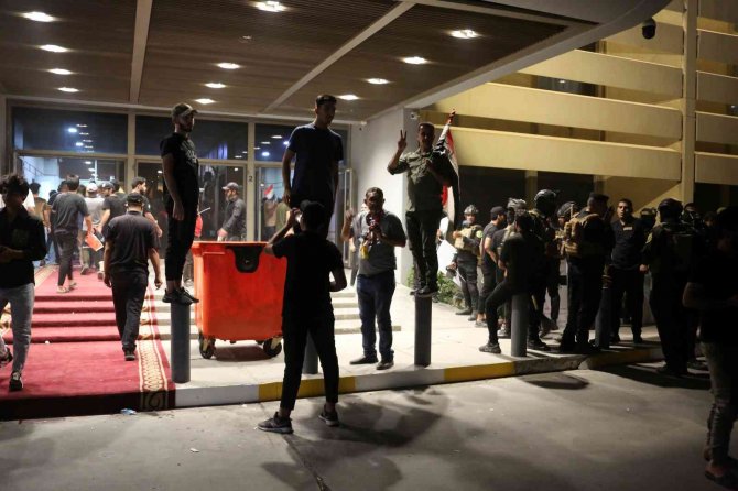 Irak Parlamentosunu Basan Protestocular Sadr’ın Çağrısı Üzerine Geri Çekildiler
