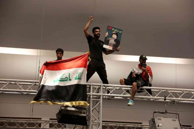 Irak Parlamentosunu Basan Protestocular Sadr’ın Çağrısı Üzerine Geri Çekildiler