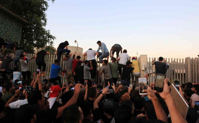 Irak Parlamentosunu Basan Protestocular Sadr’ın Çağrısı Üzerine Geri Çekildiler